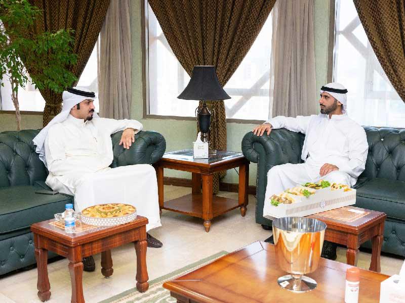 مدير قطاع الاستراتيجية في شركة B. Online الشيخ مبارك الصباح مع رئيس مجلس إدارة اتحاد الجمعيات التعاونية فهد الكشتي عقب توقيع العقد