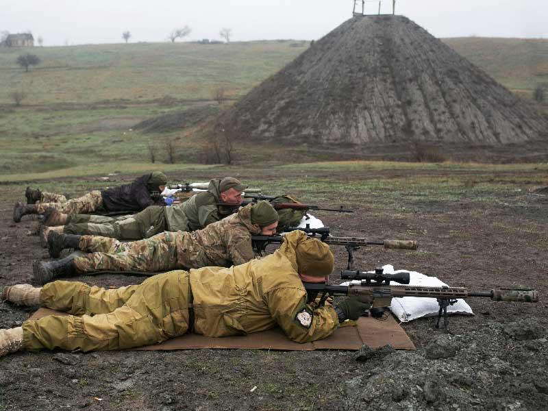 قناصون من الجيش الأوكراني خلال تدريب قرب مدينة مارينكا في دونتيسك أمس الأول (رويترز)