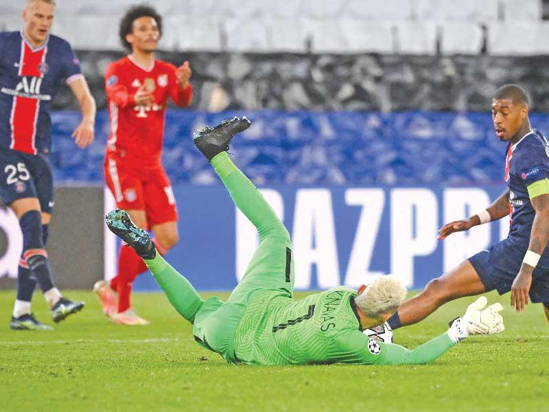 نافاس حارس مرمى باريس يتصدى لإحدى محاولات بايرن