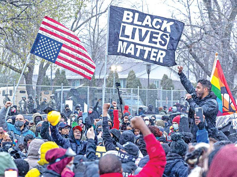 استقالة قائد شرطة منيابوليس وقاتلة الشاب 