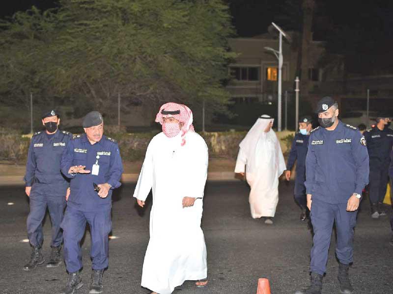 وزير الداخلية الشيخ ثامر العلي خلال تفقده النقاط الأمنية أمس الأول