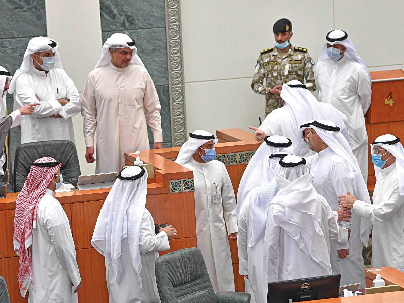 جانب من المشادات النيابية التي شهدتها جلسة أمس (تصوير عبدالله الخلف)