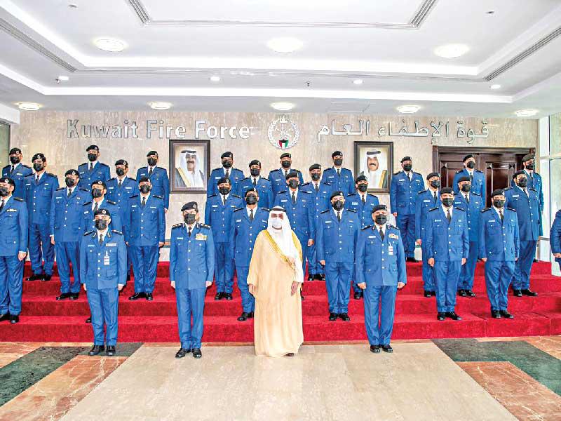 وزير الخارجية وزير الدولة لشؤون مجلس الوزراء، الشيخ د. أحمد الناصر متوسطا ضباط الإطفاء أمس 