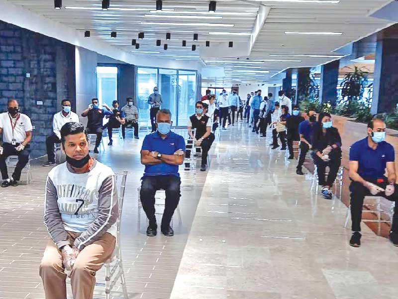 جانب من تطعيم العاملين بالمطاحن 