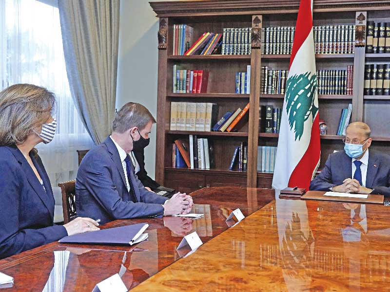 رئاسة الجمهورية اللبنانية ميشيل عون مستقبلاً وكيل وزارة الخارجية الأميركية للشؤون السياسية ديفيد هيل والسفيرة الأميركية في قصر بعبدا (دالاتي ونهرا)