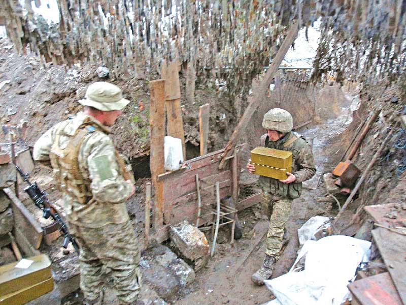 جنديان أوكرانيان على الخطوط الأمامية في دونيتسك أمس الأولt (أ ف ب)