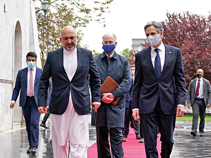 الرئيس الأفغاني مستقبلاً  وزير الخارجية الأميركي انتوني بلينكن في كابول أمس (رويترز)