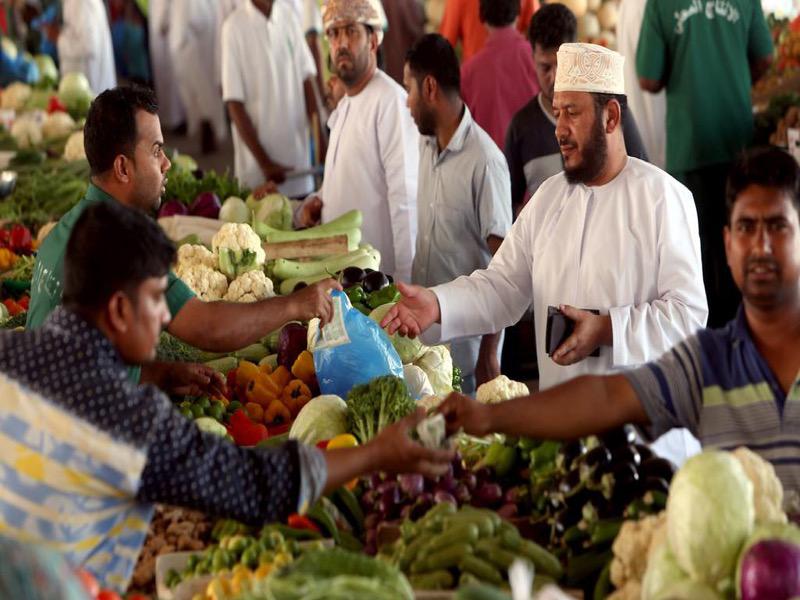 عمان تُطبق ضريبة القيمة المضافة
