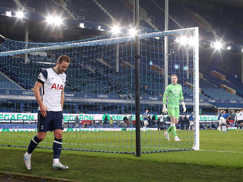 هاري كين نجم توتنهام يغادر أرض الملعب بعد تعرضه لإصابة