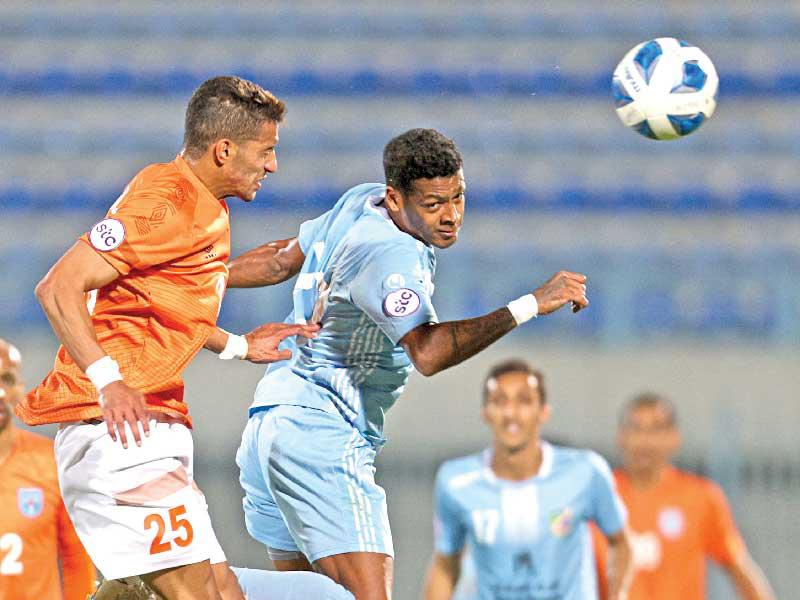 كرة مشتركة خلال مباراة السالمية وكاظمة