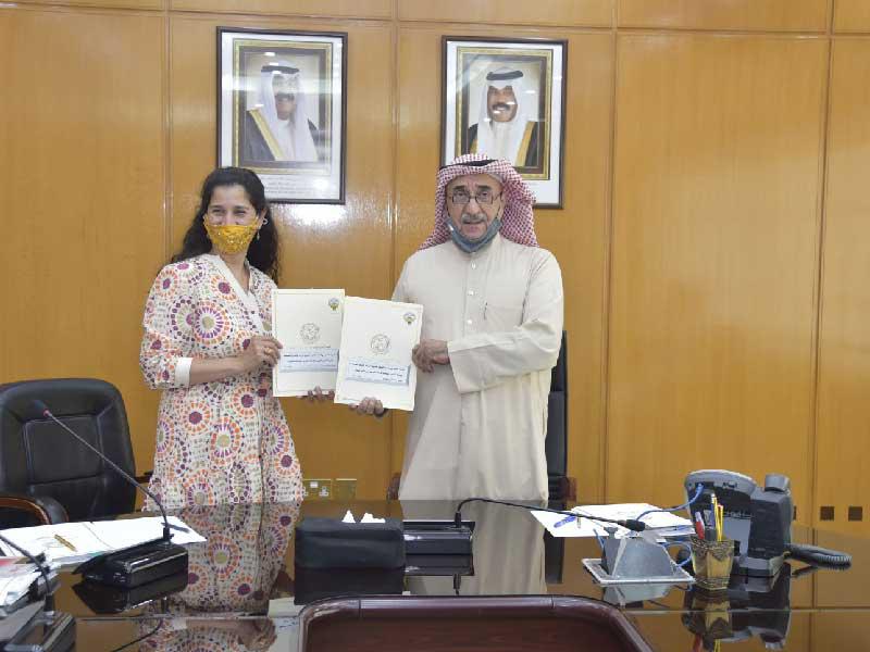 انتصار العلي واليوسف يتبادلان وثائق البروتوكول بعد التوقيع