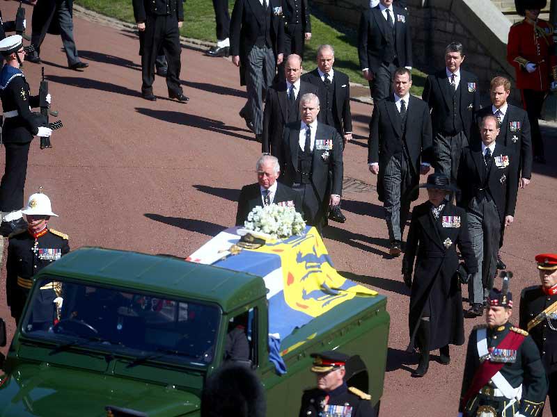 ولي العهد الأمير تشارلز وأفراد الأسرة الملكية خلف نعش الأمير فيليب أمسn