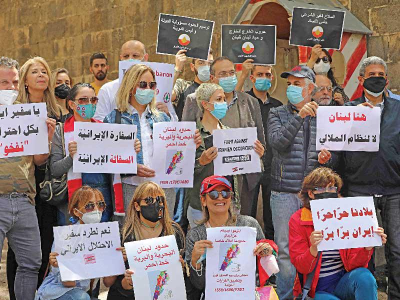 جانب من الاعتصام ضد طهران ودمشق أمس أمام وزارة الخارجية في بيروت (أ ف ب)