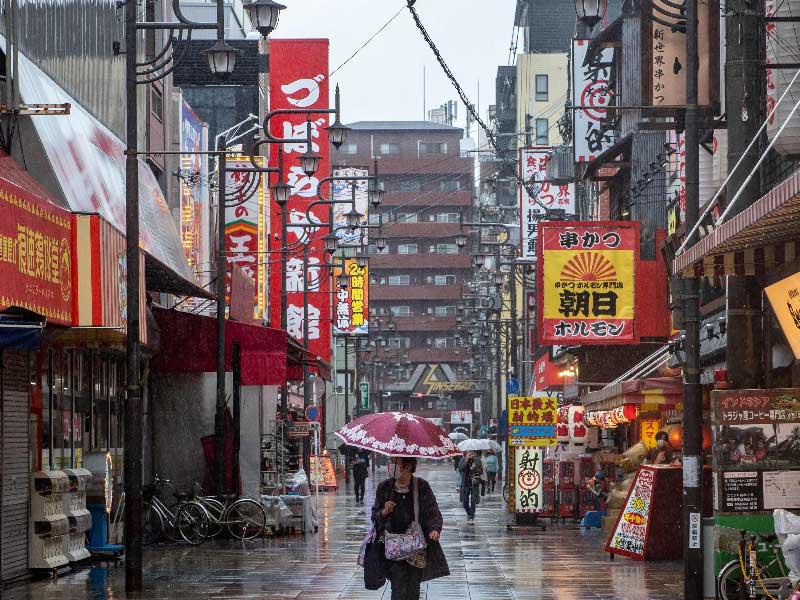 يابانيون يسيرون في شارع بمدينة أوساكا أمس (أ ف ب) 