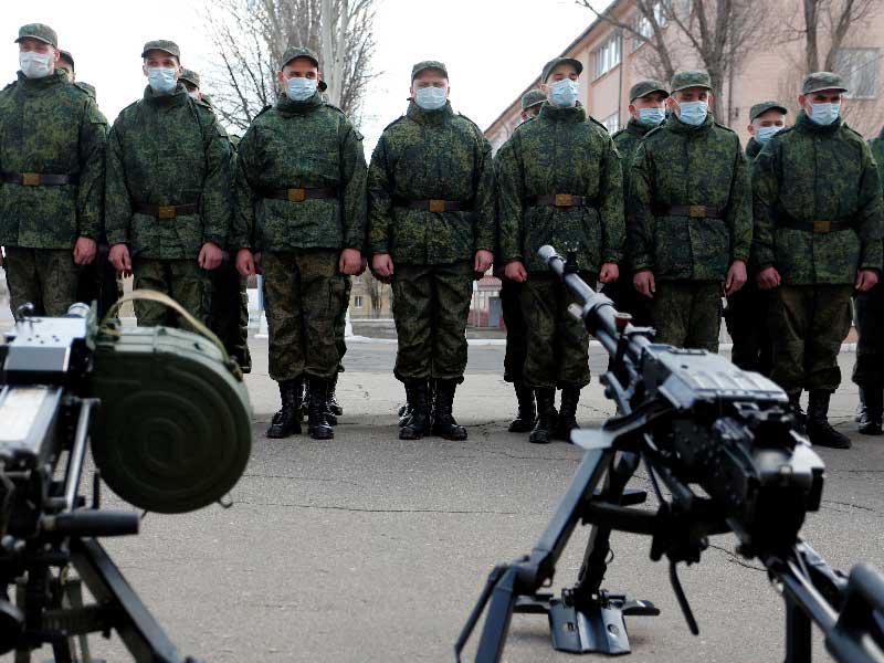 مقاتلون انفصاليون موالون لروسيا خلال تدريبات في دونتسيك أمس الأول (رويترز)