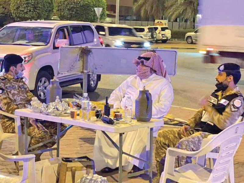 وزير الداخلية الشيخ ثامر العلي متفقدا إحدى النقاط الأمنيةn