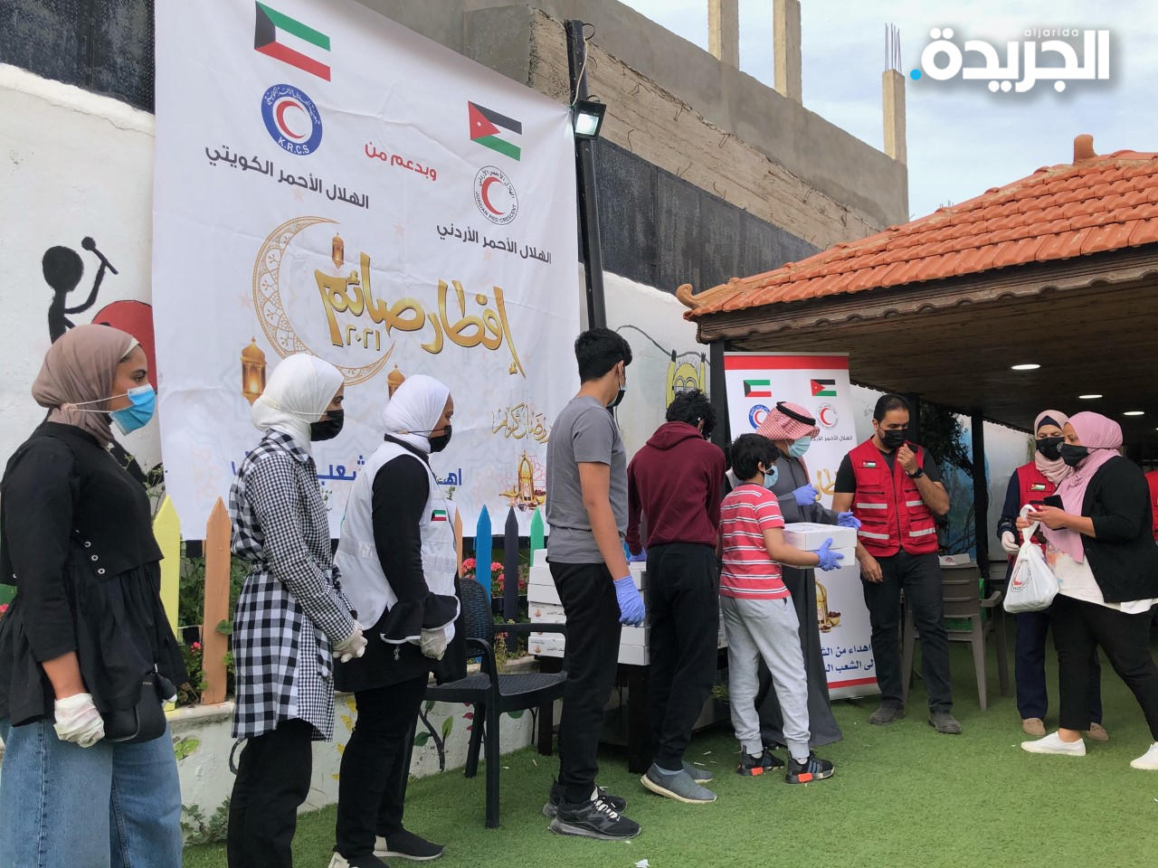 جانب من عملية توزيع وجبات الافطار