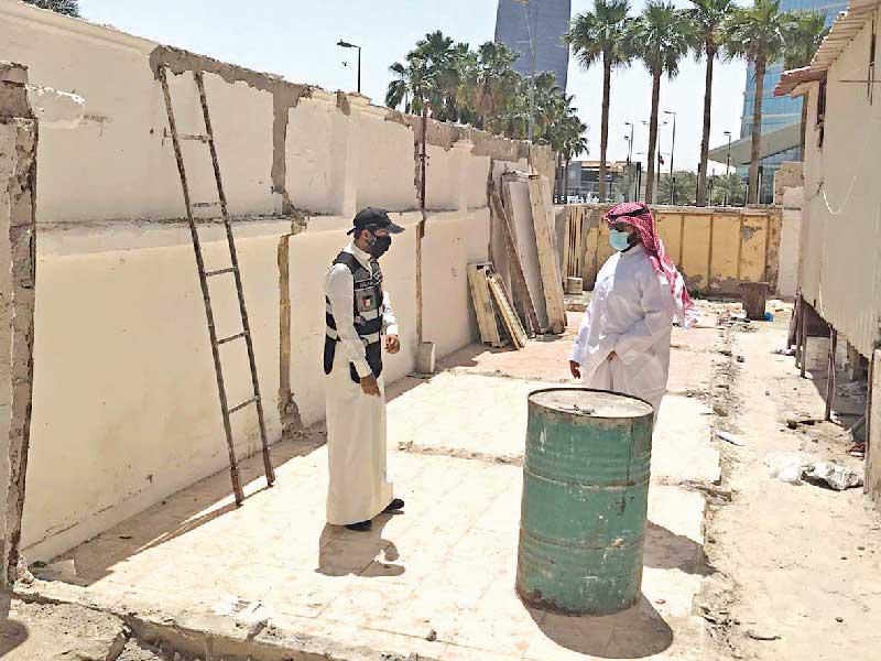 محافظ العاصمة الشيخ طلال الخالد خلال تفقده إزالة إحدى المخالفات