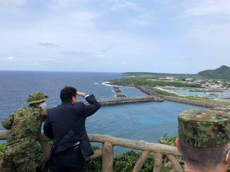 وزير الدفاع نوبو كيشي يتفقد جزيرة يابانية قبالة تايوان 