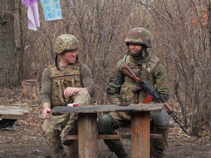 جنديان أوكرانيان قرب حدود دونيتسك (رويترز)