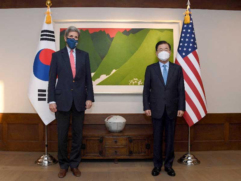 وزيرخارجية كورية الجنوبية إيوي يونغ مع مبعوث المناخ الأميركي الزائر جون كيري 