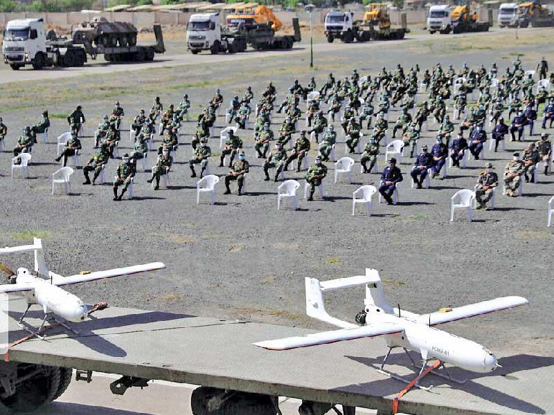 شاحنات تحمل طائرات مسيرة وصواريخ خلال استعراض للجيش في طهران أمس (إرنا)