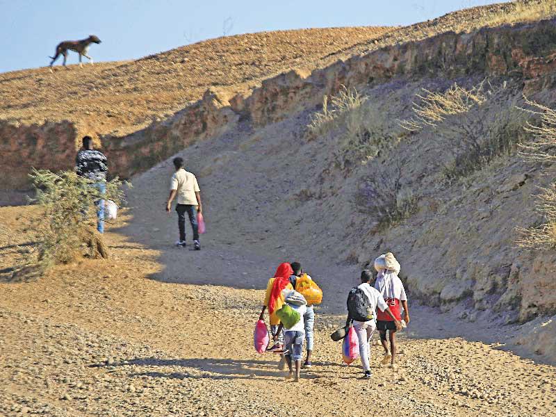 لاجئون إثيوبيون فارون من تيغراي قرب الحدود مع السودان   (رويترز)