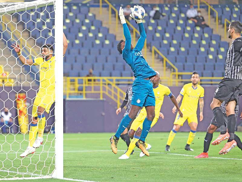 حارس مرمى السد مشعل برشم يتصدى لهجمة خطيرة من النصر t(إ ف ب) 