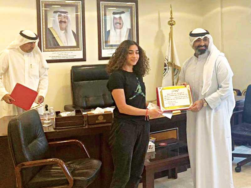 عضو مجلس إدارة اتحاد كرة السلة ورئيس لجنتي الحكام والنسائية فاضل الداوود مكرماً إحدى اللاعبات