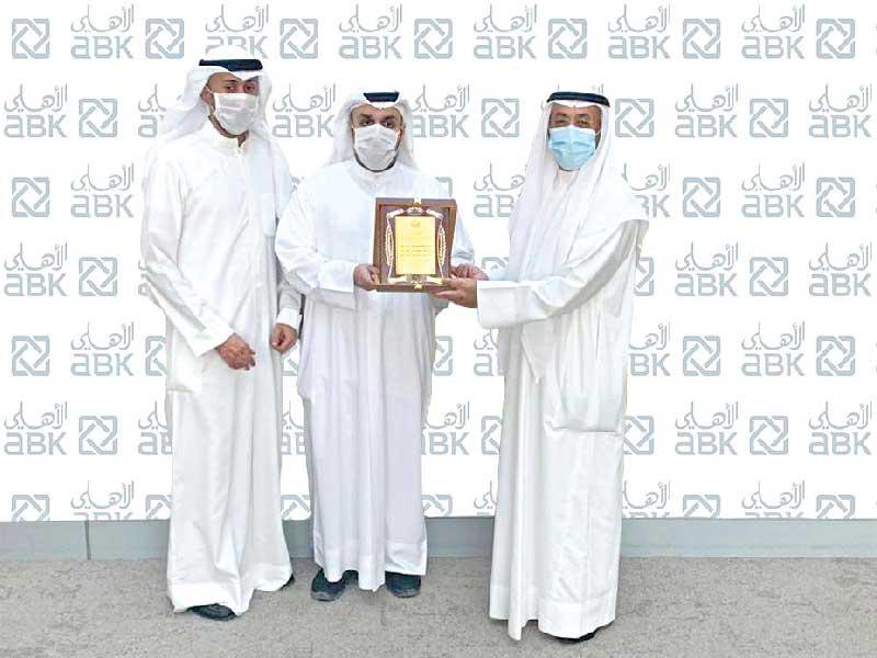 فهد العنزي ومحمد العبدالله مع فوزي الثنيان