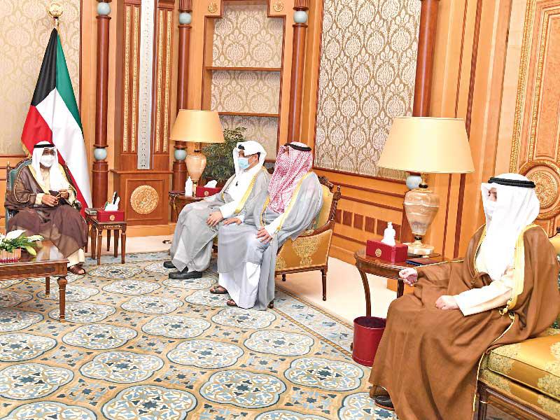 سمو ولي العهد الشيخ مشعل الأحمد مستقبلاً عدداً من الوزراء أمس 