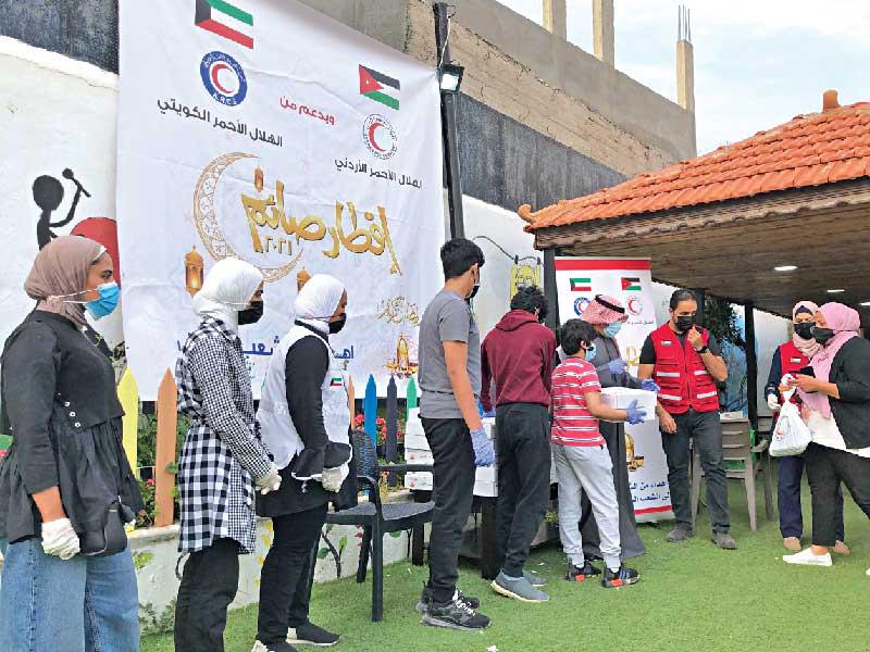 جانب من عملية توزيع وجبات الإفطار