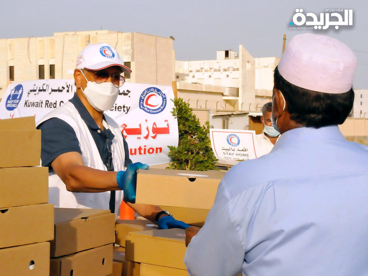 «الهلال الأحمر» تواصل توزيع وجبات «إفطار الصائم»