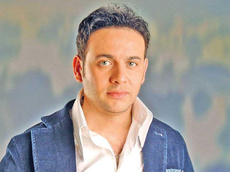 الفنان مصطفى قمر