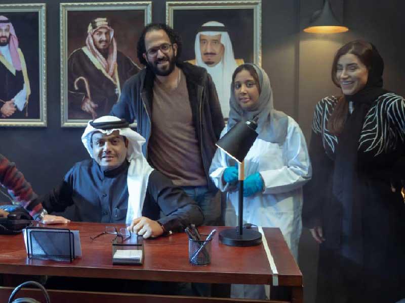 الفنان السعودي أحمد الحسن أثناء تصوير أحد أعماله 