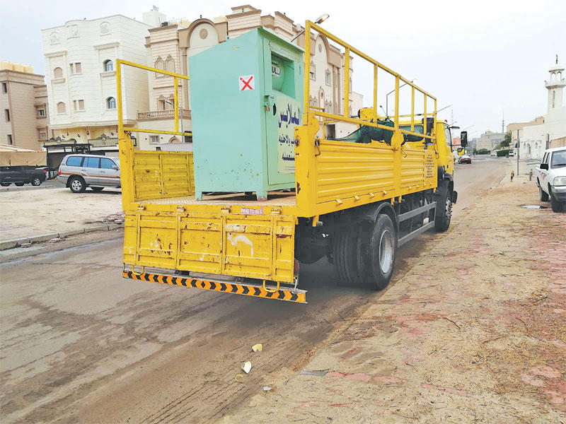 جانب من عملية إزالة الأكشاك المخالفة