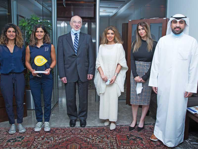 رابعة الهاجري وراوية الهاجري من «ايتي بيرسينت» تستلمان درع التقدير من سامر خنشت بحضور عبير العمر وفريق المسؤولية المجتمعية
