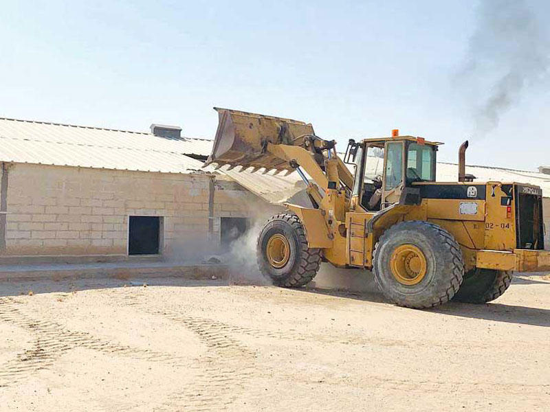 جانب من أولى مراحل إزالة عوائق مشروع «جنوب سعد العبدالله» t(أرشيف)