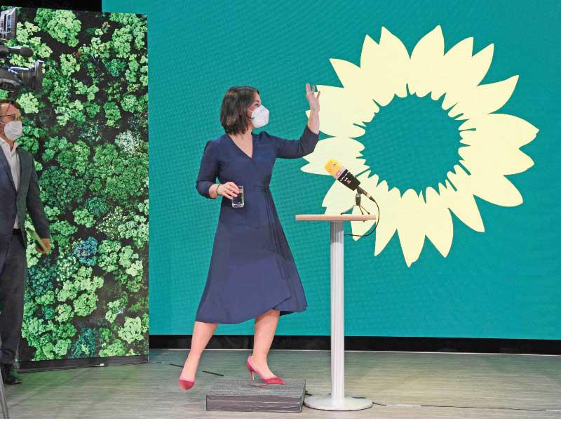 أنالينا بيربوك بعد إعلان «الخضر» ترشيحها في برلين أمس         (أ ف ب)