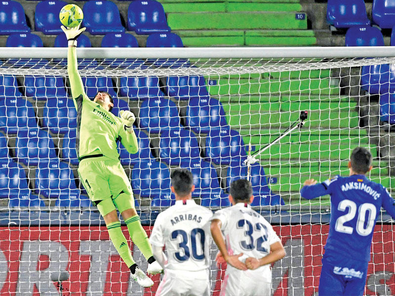 كورتوا حارس مرمى ريال مدريد يتصدى لإحدى الفرص الخطيرة