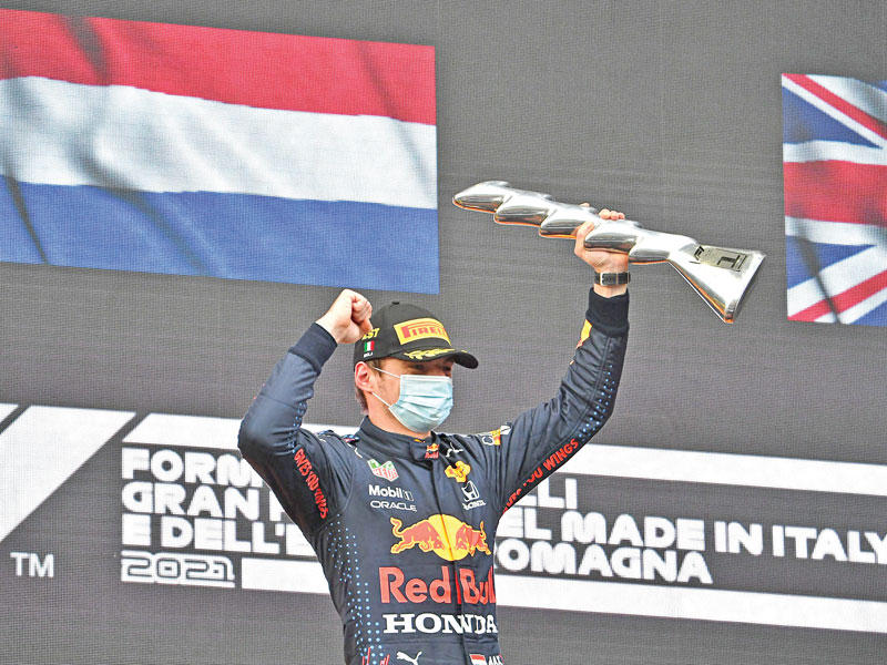 فيرستابن يحمل كأس البطولة