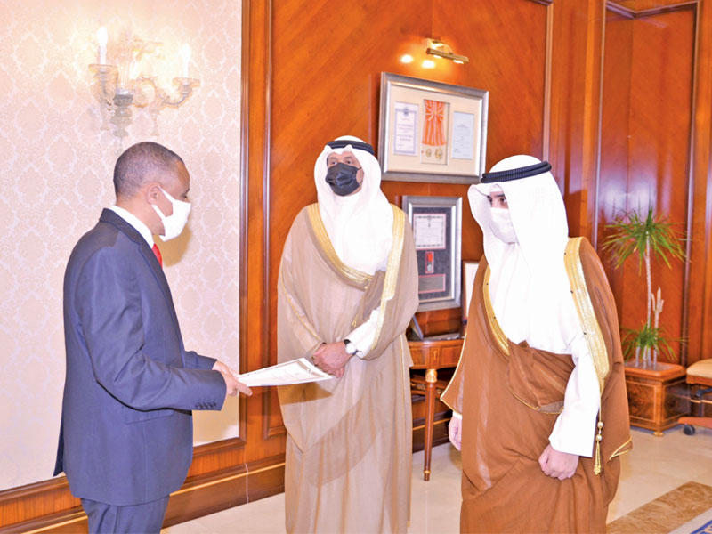 وزير الخارجية وزير الدولة لشؤون مجلس الوزراء الشيخ د. أحمد الناصر يتسلم نسخة من أوراق اعتماد السفير الإثيوبي 