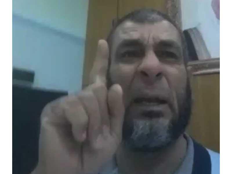 حارس الأمن متحدثاً خلال الفيديو