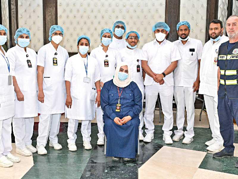 عدد من افراد الجسم الطبي في احد مراكز التطعيم 