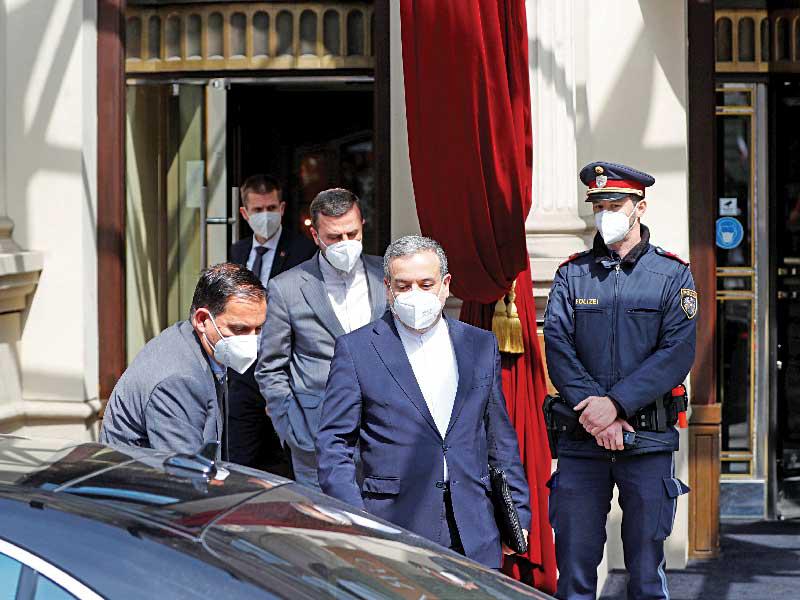 عراقجي لدى توجهه لحضور اجتماع أعضاء الاتفاق النووي في فيينا أمس (رويترز)