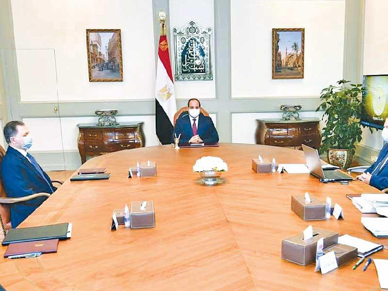 السيسي مجتمعاً بعدد من الوزراء لاستعراض خطط تطوير قطاع الأعمال في القاهرة أمس (رئاسة الجمهورية)