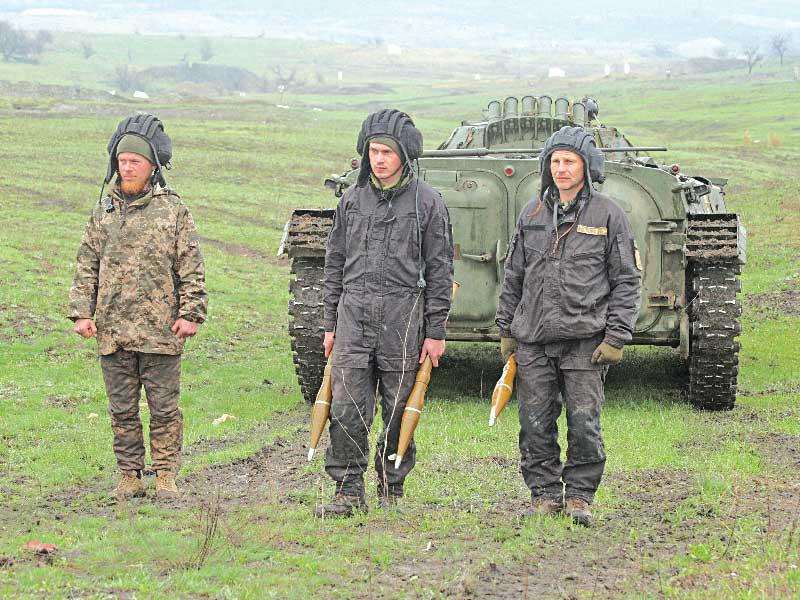 جنود أوكرانيون خلال تدريبات بالقرب من دونيتسك أمس (رويترز)