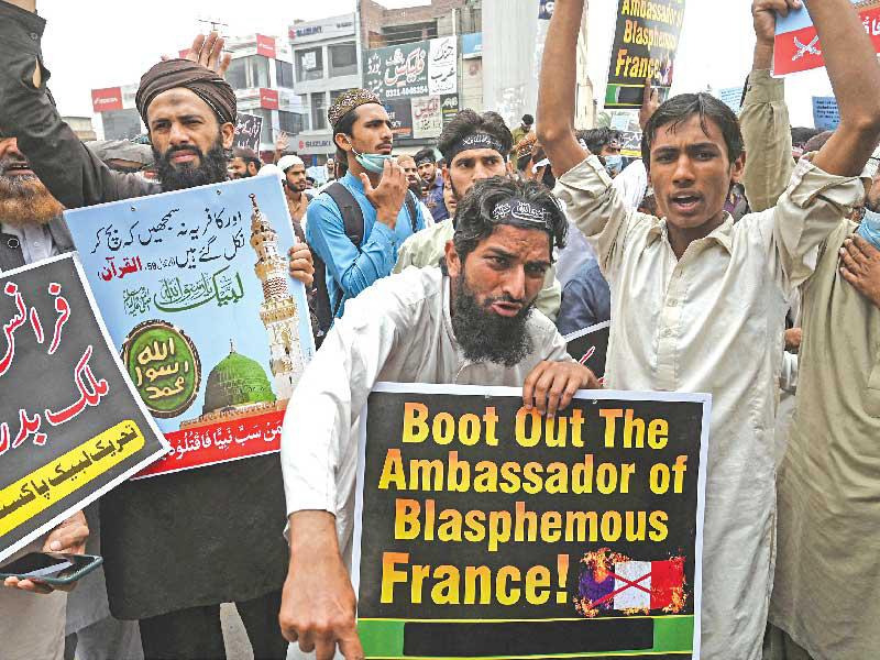 البرلمان الباكستاني يصوّت على طرد السفير الفرنسي