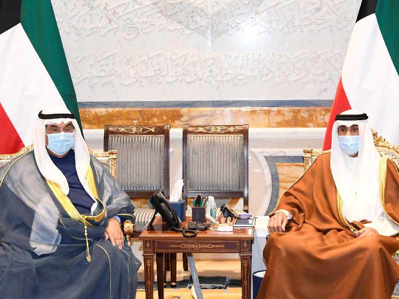 صاحب السمو أمير البلاد الشيخ نواف الأحمد مستقبلاً سمو الشيخ ناصر المحمد أمس