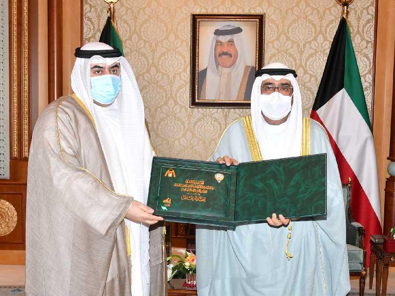 سمو ولي العهد الشيخ مشعل الأحمد مستقبلاً  رئيس المجلس البلدي، أسامة العتيبي أمس